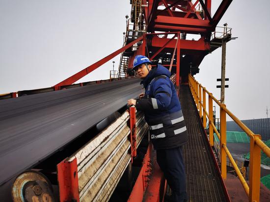 李羽晖在天津港煤码头进行堆取料机尾车皮带检查（受访者供图）