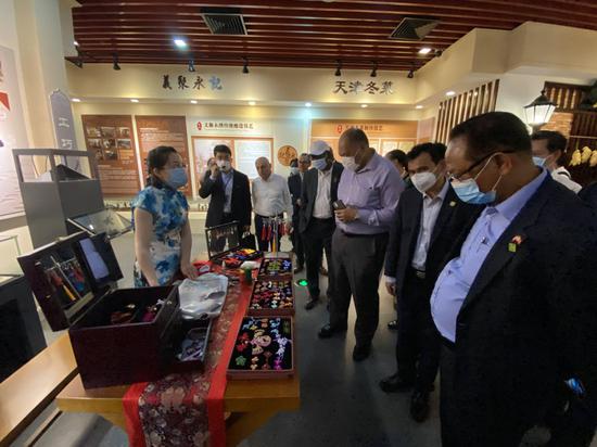 (图为驻华使节参观和平区非物质文化遗产展览馆)