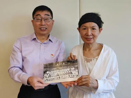 ▲天津河西区档案馆馆长郑文才接受傅莱夫人捐赠给档案馆的珍贵照片
