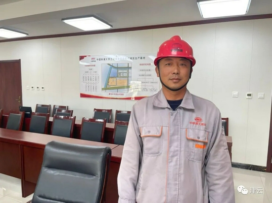 40岁的吴修安是中铁建大桥局装配式建筑生产基地的一名一线工人