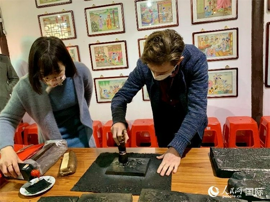 外国友人体验年画制作。人民网记者 周雨摄