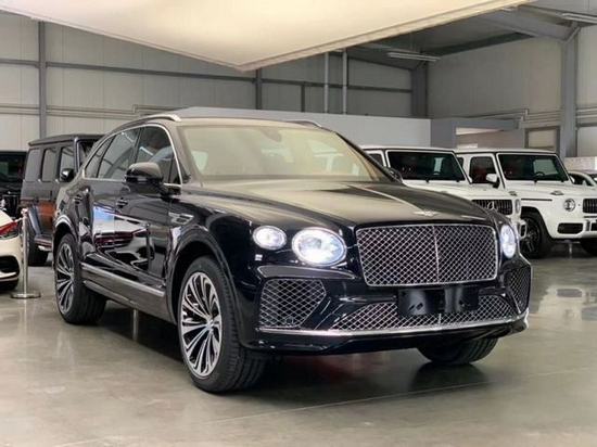 宾利添越suv2021款,宾利新款添越2021报价 分割行李,也可以拉出软垫作为休息,乘坐的平台,充分体现了宾利suv车型