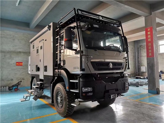 中国重汽曼恩4×4重型越野房车无疆