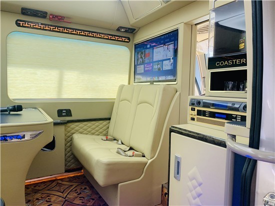 丰田考斯特12座报价及内饰配置宽大空间