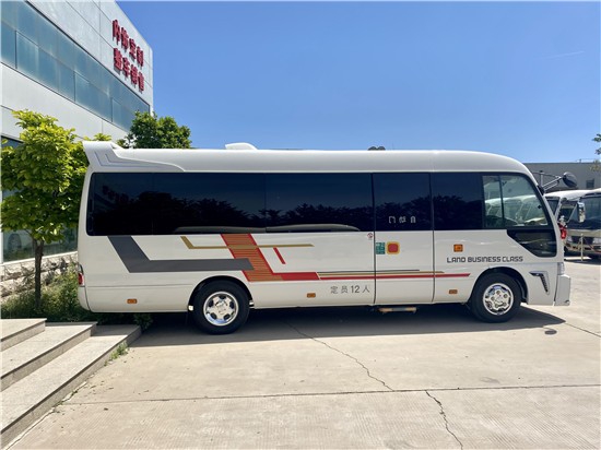 新款丰田考斯特12座价格及配置红色内饰