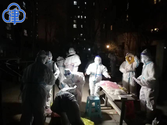 3月23日，东丽区溪水湾社区社工们挑灯夜战，为居民核酸筛查。
