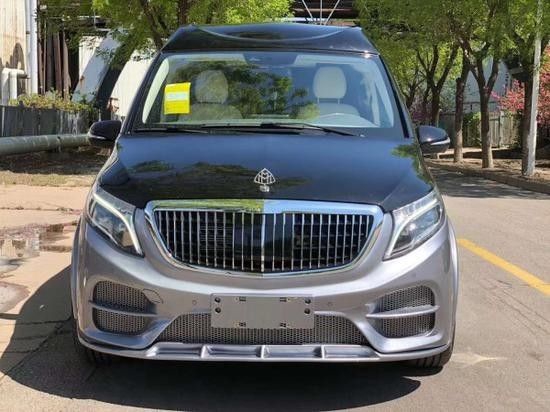 2022款奔驰V260L迈巴赫版双色车身七座