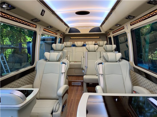 丰田考斯特13座商务车全车采用米色内饰