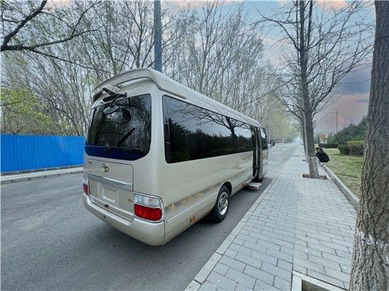 首先从丰田考斯特的车身外形上来说,为满足高端客户针对公务,商务活动