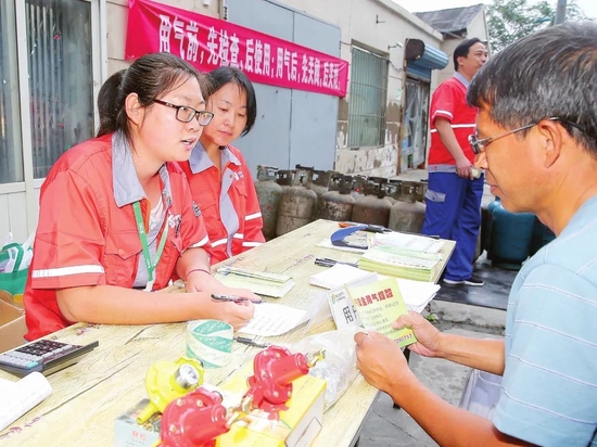 2020年9月,随着我市大力推进“飞地”治理，河东区城管委联合相关企业为上杭路街道刘台片区老旧平房住区居民免费更换液化气瓶连接管、安全阀，免费进行安全监测，并提供置换、收购旧瓶残气等服务，确保居民液化石油气使用安全。本报资料照片