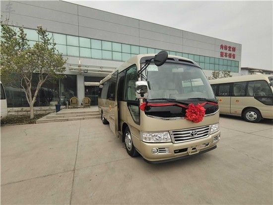 丰田考斯特13座全车采用A380空客顶灯