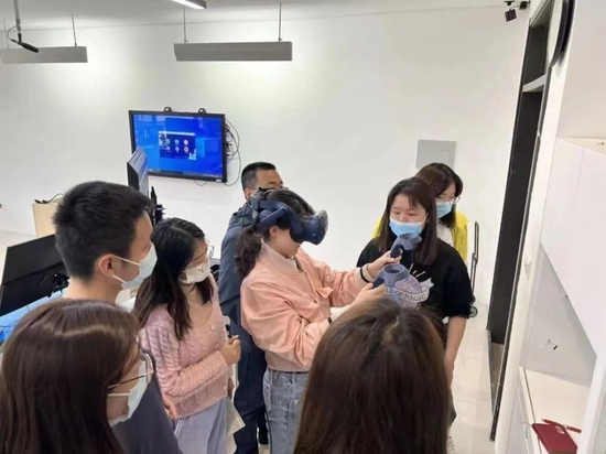 北师大天津生态城附属学校学生在“VR/AR教室”中学习 北师大天津生态城附属学校供图