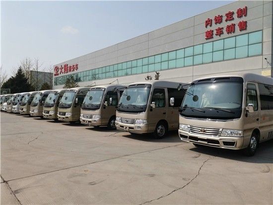 新款丰田考斯特12座豪华版价格米黄金色