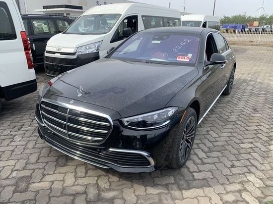 2022款奔驰S500黑车红内特惠140万