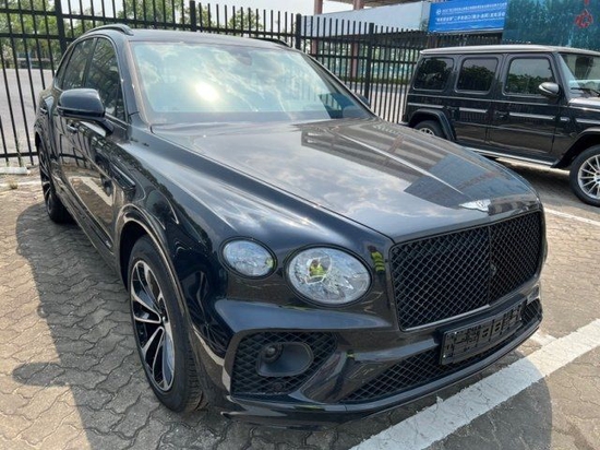 宾利添越3.0T插电混动260万 手续随车发