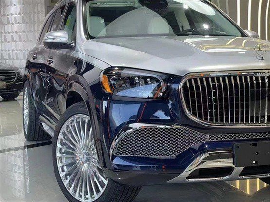 进口奔驰GLS450改装迈巴赫店内定制中