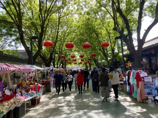 游客在天津杨柳青古镇游玩（4月29日摄）。（受访者供图）