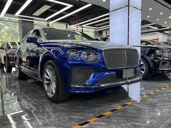 23款宾利添越3.0T混动 首付75万提回家