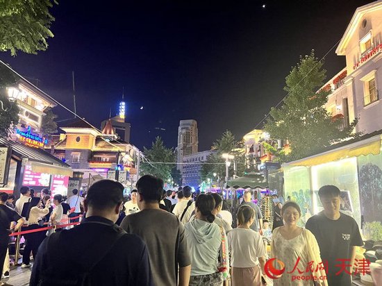 夏夜晚风中,意式风情街里的人们摩肩擦踵、意兴高涨。人民网记者 孙翼飞摄