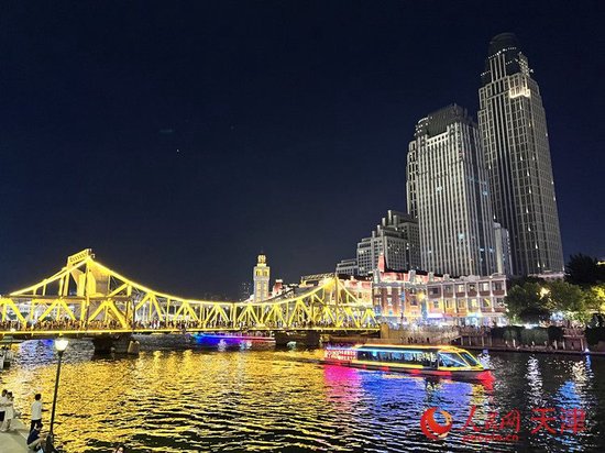 来回穿梭的游船为海河夜景增添了一份动态的美感。人民网记者 孙翼飞摄