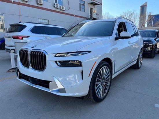 2023款宝马X7现车本月冲量亲情价80余万