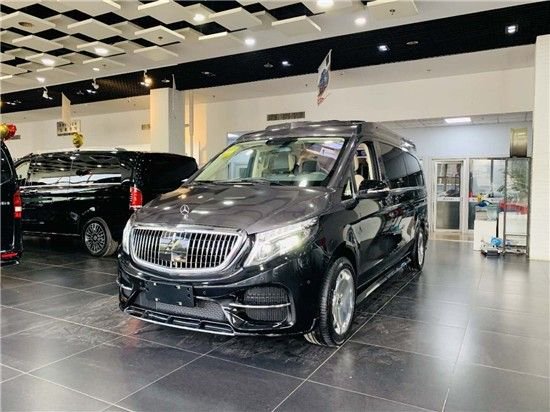 奔驰V260商务车 七座高顶双色外观迈巴赫
