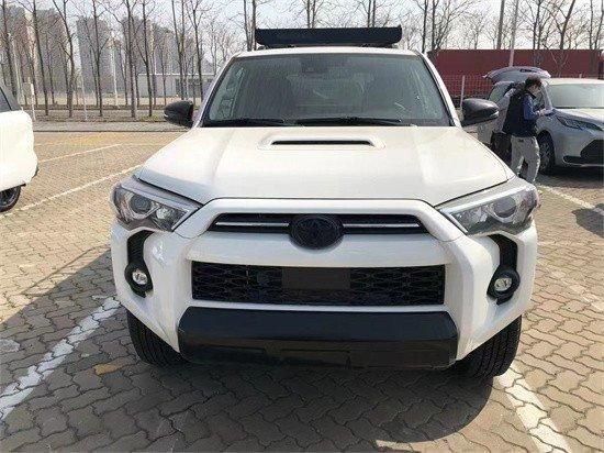 23款丰田超霸4.0L白黑 出远门不担心掉链