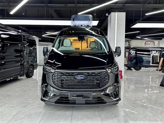 瑞弗R500 一款年轻人喜欢的中轴中顶房车