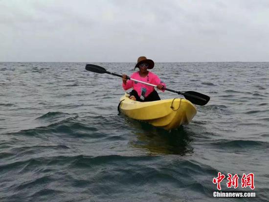 白斌在加勒比海上使用皮划艇划行受访者供图