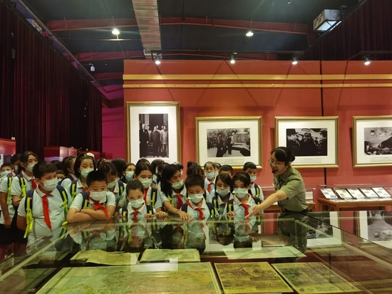 红色文化育童心&nbsp;策勒师生参观时代记忆馆
