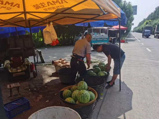 台头镇路边的西瓜摊寥寥无几