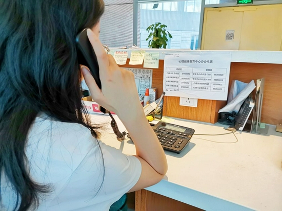 一位志愿者在天津大学心理健康教育中心内帮求助者进行预约。（受访者供图）