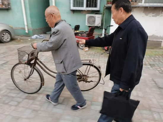 张秀卿(右)和老友