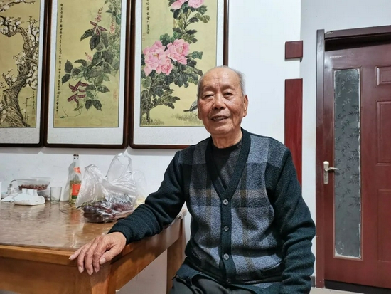 沈建章向记者讲述运河摆渡故事