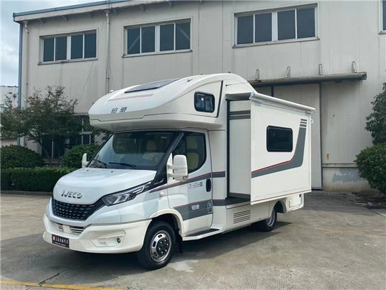 进口铂驰双拓展房车精致商务风范