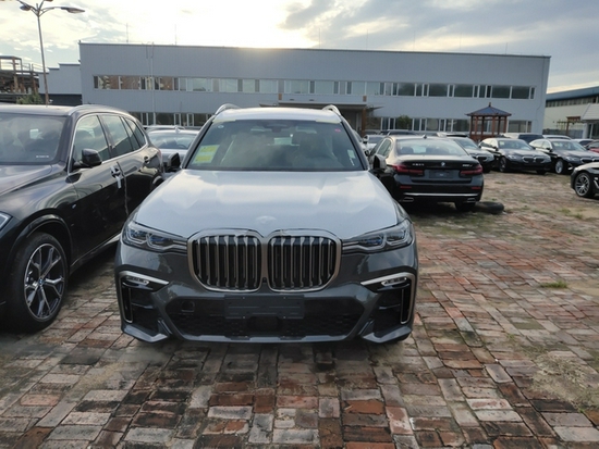 2021款宝马X7都市SUV外观酷炫现车优惠