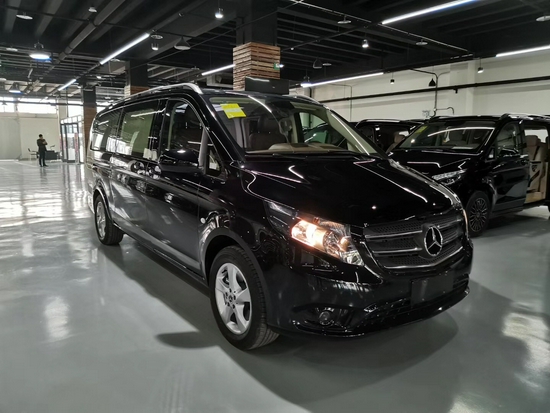 浙江绍兴奔驰威霆改装高顶双色定制款