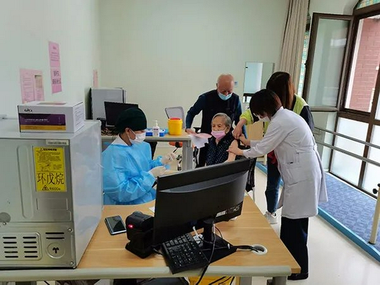 ▲99岁的孙秀芳老人在生态城第一社区卫生服务中心临时接种点接种新冠病毒疫苗