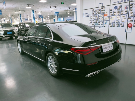 2021款奔驰s400l商务型 黑色/棕色内饰 指导价89.