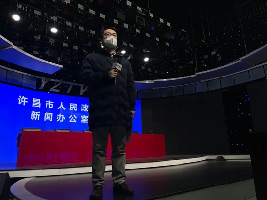 2022年1月15日,河南省许昌市政府新闻办举行新闻发布会。发布会后,中央广播电视总台河南总站记者王涛在做直播连线报道。