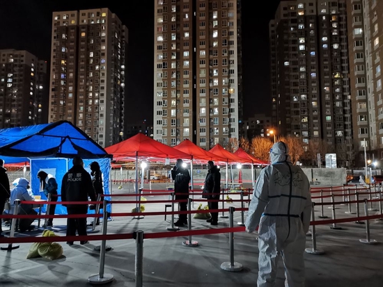 &nbsp;夜间，赵洪鑫（右）组织居民进行核酸检测（1月11日摄）。&nbsp;新华社发
