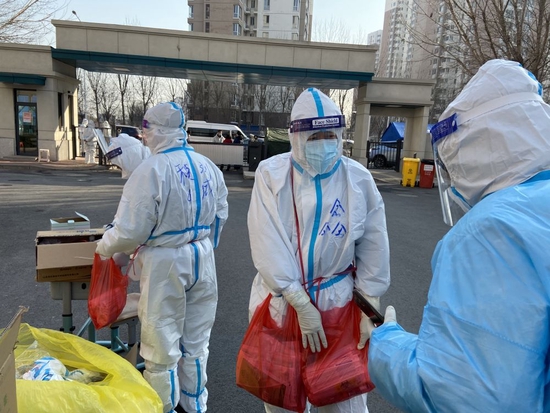 &nbsp;赵洪鑫（中）在入户采样前准备医疗物资（1月15日摄）。&nbsp;新华社发