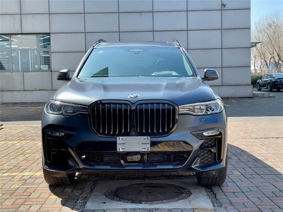 2021款宝马X7暗影版磨砂黑现车性能卓越