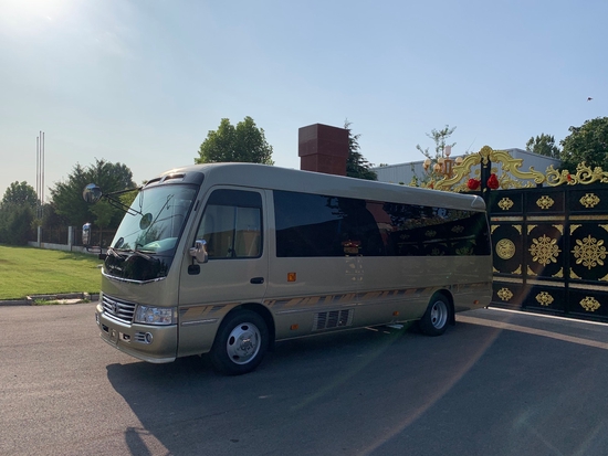 丰田考斯特13座价格高贵米黄金外观现车