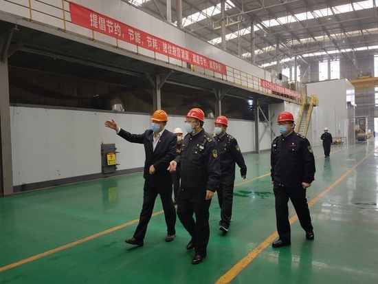 冯健(中间)在天津市启动重污染天气黄色预警期间和同事们到企业开展执法检查。新华社记者 黄江林 摄