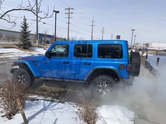 2022款加版牧马人 最新车身颜色宝石蓝