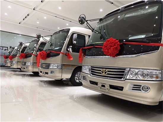 丰田考斯特中巴车价格 12座内饰布局