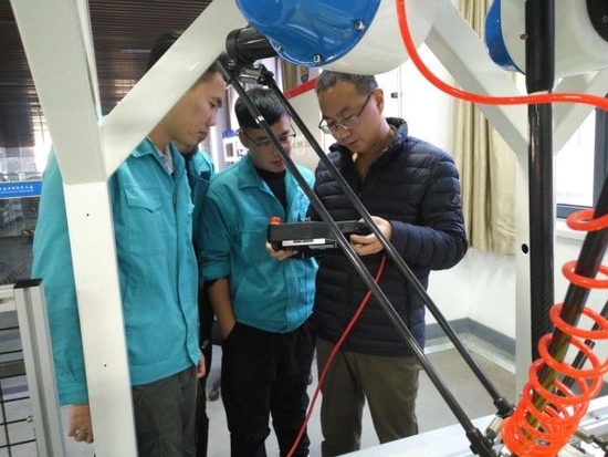 张志利在指导学生