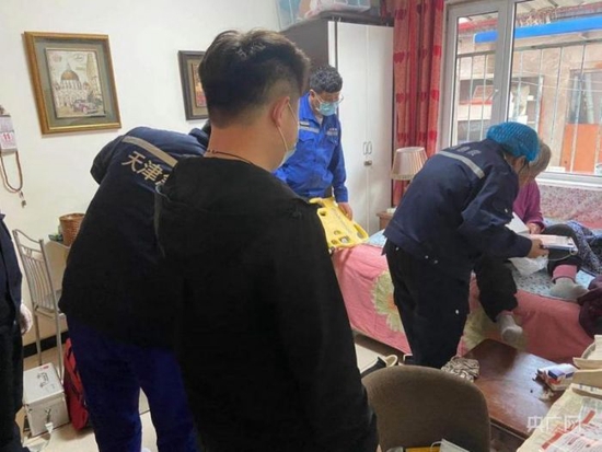 强圣钰与医务人员在老人家中(央广网发 “银发”智能服务平台供图)