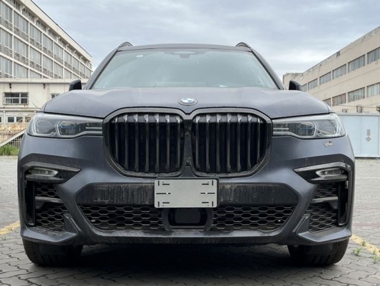 2022款限量版磨砂黑宝马X7外观凶悍价格
